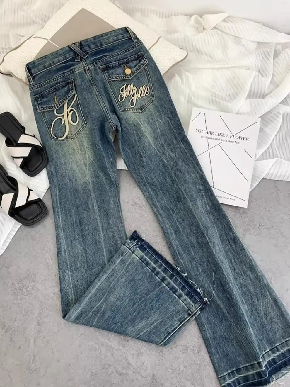 Vaqueros retro americanos de cintura baja para mujer, novedad de otoño, bordado, moda informal antigua, temperamento, pantalones ajustados con campana del Joker.