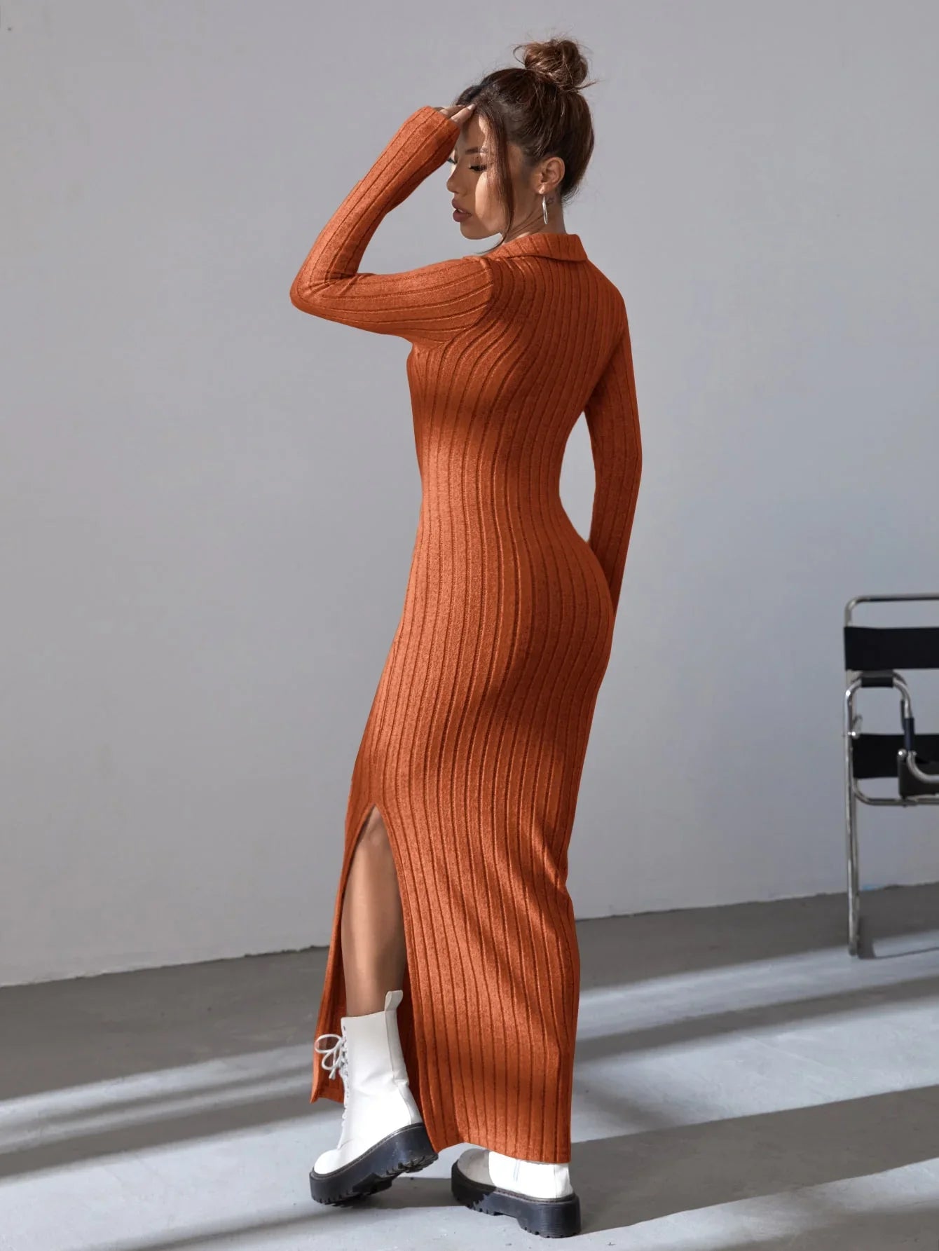 Vestido largo de punto ajustado con solapa y manga larga para Otoño/Invierno 2025