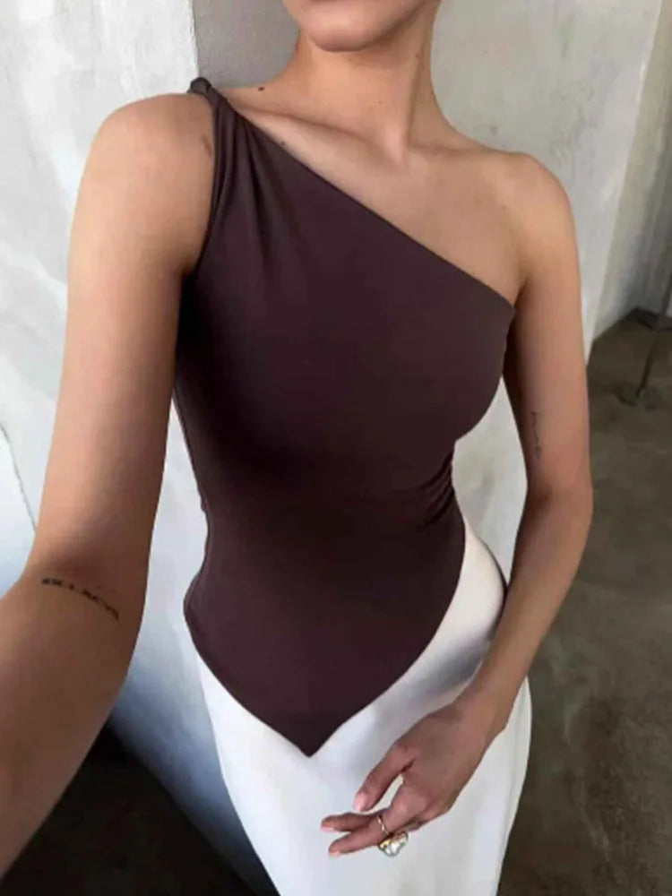 2025 nueva camiseta informal de moda para mujer Color sólido un solo hombro asimétrico ajustado Top cuello de una sola pieza