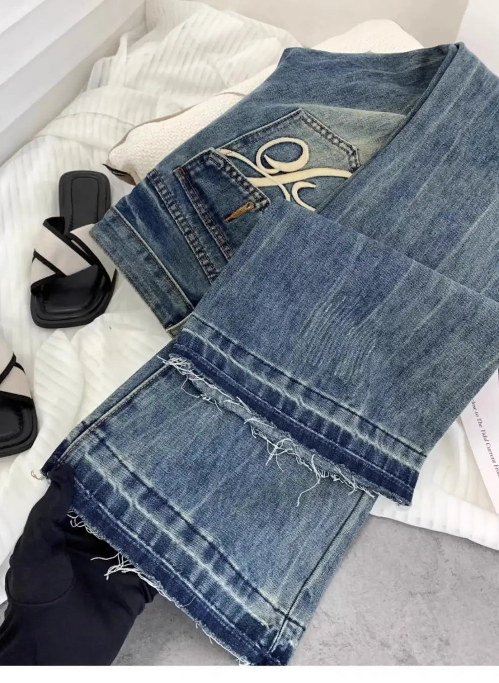 Vaqueros retro americanos de cintura baja para mujer, novedad de otoño, bordado, moda informal antigua, temperamento, pantalones ajustados con campana del Joker.