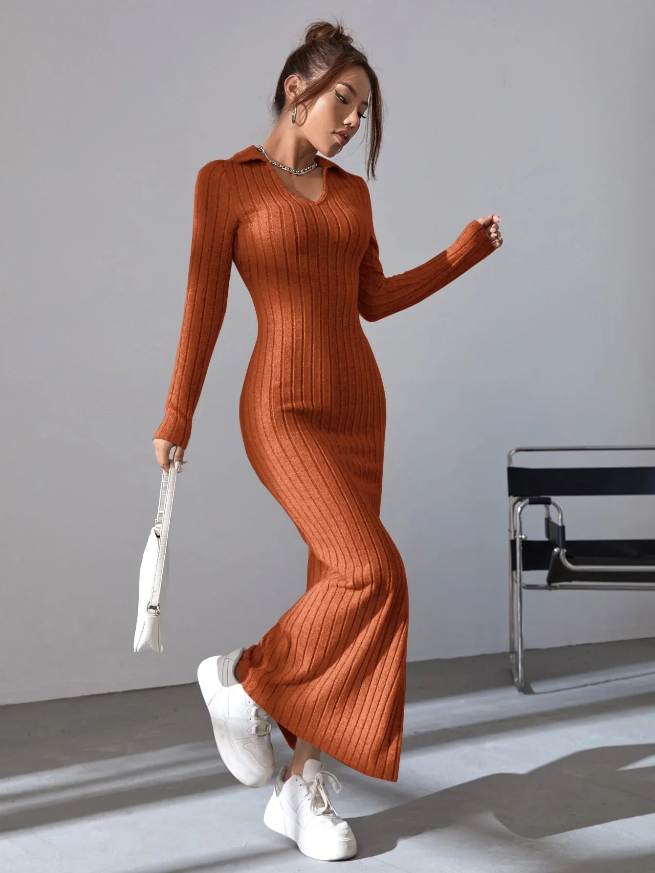 Vestido largo de punto ajustado con solapa y manga larga para Otoño/Invierno 2025