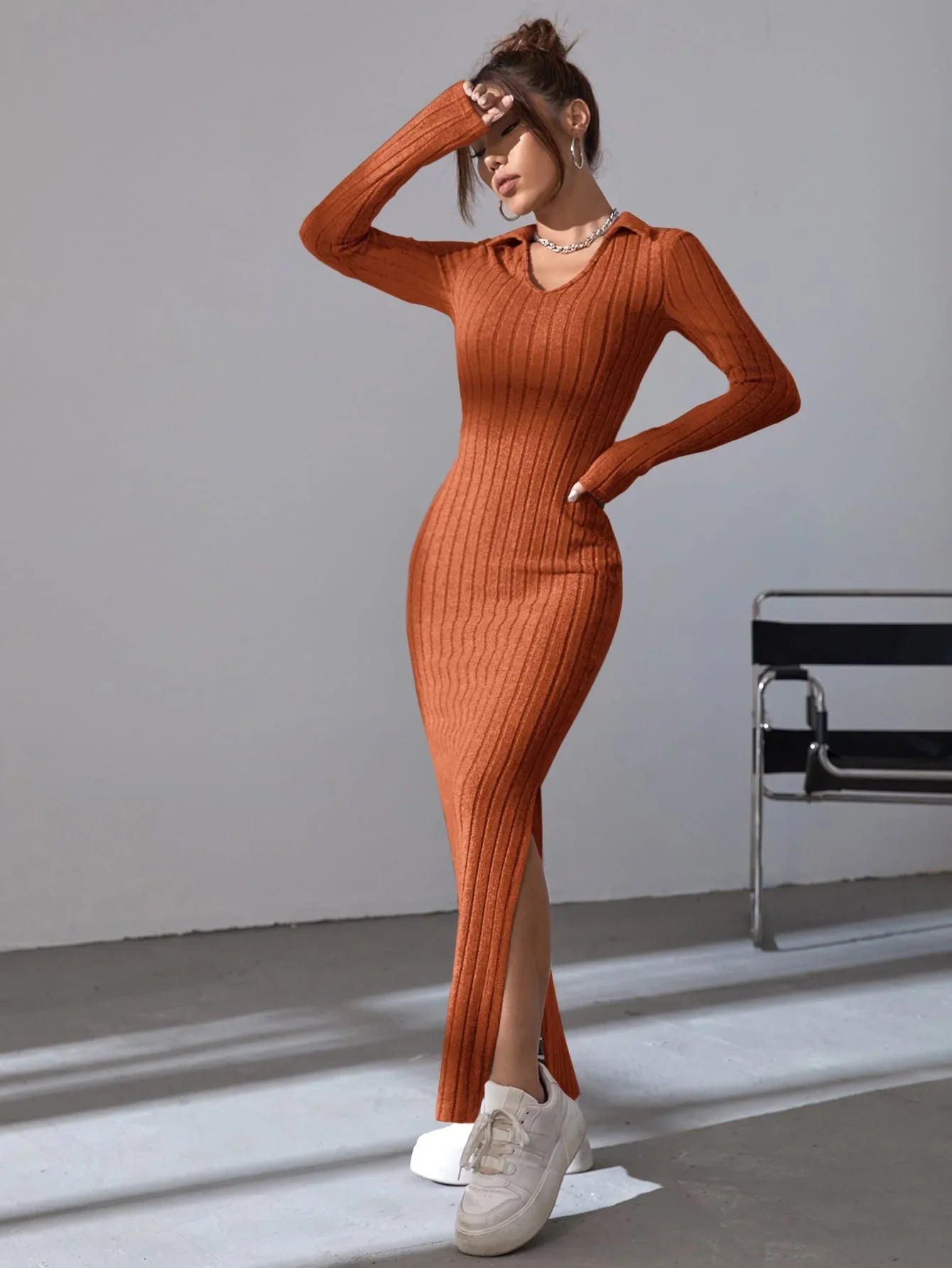 Vestido largo de punto ajustado con solapa y manga larga para Otoño/Invierno 2025