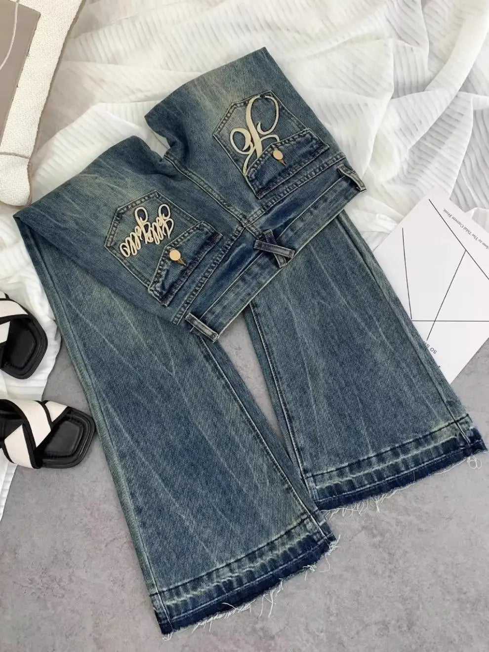 Vaqueros retro americanos de cintura baja para mujer, novedad de otoño, bordado, moda informal antigua, temperamento, pantalones ajustados con campana del Joker.