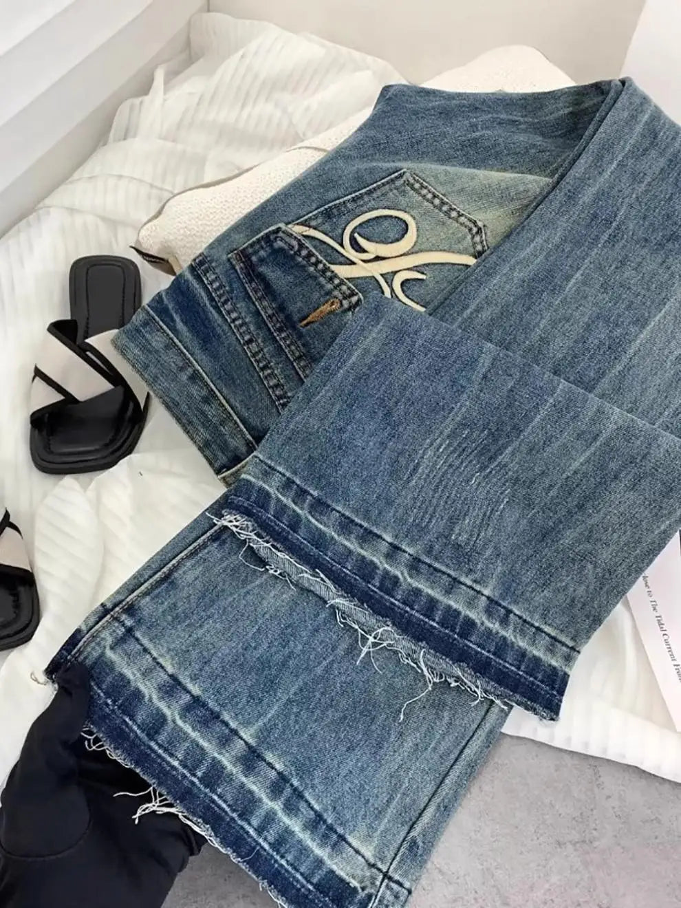 Vaqueros retro americanos de cintura baja para mujer, novedad de otoño, bordado, moda informal antigua, temperamento, pantalones ajustados con campana del Joker.